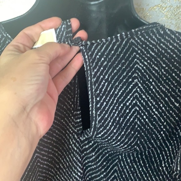 Michael Michael Kors black/white ruffled cold shoulder blouse size L - Picture 9 of 13